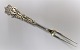 Michelsen. 
Silber (830). 
Vier König 
Löffel. 
Fleischgabel . 
Länge 15,5 cm. 
Produziert 
1905.