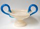 Aufsatz aus 
hellem Opalglas 
mit blauem 
Griffen, 19. 
...