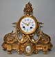 Französischer Kaminen Uhr aus dem 19. Jahrhundert im Rokoko-Stil. Dekoration mit ...