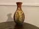 Schöne Sgraffito Vase von Törngrens Krukmakeri in Schweden. Das Motiv der Vase sind vier Frauen. ...