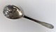 Georg Jensen. 
Silberbesteck 
(830). Kugle. 
Servierlöffel . 
Länge 25,5 cm. 
Produziert 1927