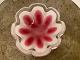 Wunderschöne Flygfors Coquille-Schale aus rosafarbenem, weißem und klarem Glas, geformt wie eine ...