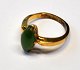 10 Karat 
Goldring mit 
Jade, USA des 
20. 
Jahrhunderts. 
Gewicht: 2 
Gramm. 
Gr&ouml;&szlig;e: 
48.
