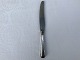 Doppelrändelmesser 
mit silbernem 
Griff, 25 cm 
lang, 3-türmig 
silber (830S) * 
Guter Zustand *