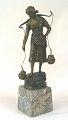 T. Jensen (19. Jh.): Eine junge Frau beim Wasserholen. Bronzefigur montiert auf eine konischen ...