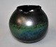 Design Vase, 
Rottöne mit 
grüner Glasur, 
20. 
Jahrhundert. 
Mit spezieller 
Kante. 
Unterzeichnet. 
...