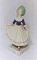 Royal 
Copenhagen. 
Figur. Elegante 
Frau. Modell 
1396. Höhe 21 
cm. Es gibt 
kleine Chips 
auf der ...