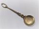 Zuckerlöffel in 
Silber mit 
Münze. Dänische 
1 Krone 1693 
...