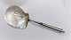 Silber 
Servierspaten 
mit 
Muschelschale. 
Gestempelt JER. 
Länge 28,5 cm.