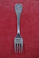 Dänisch 
Kinderbesteck 
Taufbesteck aus 
830S Silber. 
Kindergabel 
mit Pfadfinder 
in gutem, ...
