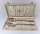 Laurits Berth 
Kopenhagen. 
Silber (830). 
Ein paar 
Servierlöffel. 
Krebs Löffel. 
Länge 22,5 cm. 
...