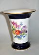 Handbemalte Vase, Königliche Porzellan Manufaktur, Meissen, 1900er Jahre. Handbemalte Blumen und ...