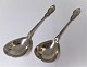 Silber 
Servierlöffel. 
Gestempelt S & 
MB. Länge 21 
cm. Ein paar. 
Produziert 
1904.