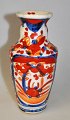 Imari 
Porzellanvase, 
Japan des 19. 
Jahrhunderts. 
Polychrome 
Dekoration mit 
Pflanzen. H.: 
18 cm.