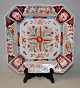 Japanische 
Imari 
Porzellanschale, 
19. Jh. 8. 
eckige, 
handbemalte, 
polychrome 
Dekoration mit 
...