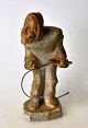 Grönländische 
Specksteinfigur, 
ein Mann mit 
einer Peitsche. 
20. 
Jahrhundert. 
Ohne signatur. 
H.: ...