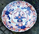 Japanisches 
Imari-Gericht 
mit 
Rüschenkante. 
19 Jh. 
Handdekoriert. 
Durchmesser: 31 
cm.
NB: Mit ...