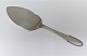 Georg Jensen. 
Silver cutlery. 
Sterling (925). 
Beaded. Cake 
server. Length 
22.5 cm.