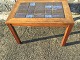 Kleiner Palisander Tisch mit blauen Fliesen. Abmessungen: HxLxB 48x71x47 cm