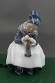 Royal 
Copenhagen 
Porzellan Figur 
Nr. 1314, 
Amager Mädchen.