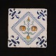 Polychromdekorierte 
holländische 
Fliese mit 
Blumenmotiv. 
...