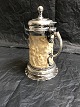Elfenbeins Krug
mit Silber 
montierung.
