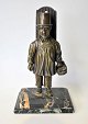Figur aus patinierter Bronze in Form von Man, die Gem&uuml;se verkauft. ca. 1900. Deutschland. ...