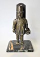 Figur aus 
patinierter 
Bronze in Form 
von Man, die 
Gemüse ...