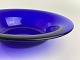 Alte blaue 
Glasschale in 
Holzform 
geformt