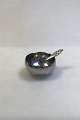 Sterling Silver 
Salt Cellar 
with Silver 
Salt Spoon 
Measures Diam 5 
cm(1 31/32 in)