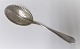 P. Hertz. 
Servieren 
Löffel. Silber 
(830). Länge 26 
cm. ...