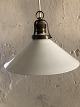 Ältere weiße Glaslampe, Schuhmacheranhänger mit originaler alter Fassung.Durchmesser 24,5 cm. ...