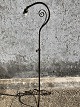 Ältere Stehlampe aus schwarz patiniertem Metall mit alter Fassung. Höhenverstellbar 122 cm - 172 cm