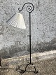 Ältere Stehlampe aus patiniertem Metall mit weißem Schirm. Voll funktionsfähig. Höhe 115 bis 170 cm