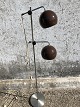 Stehlampe aus 
den 1970er 
Jahren. 
Vergilbte 
Drähte. Höhe 
136 cm