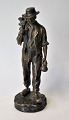 Bronzefigur eines wandelnden Mannes mit Hacke und Hut, Frankreich des 19. Jahrhunderts. ...