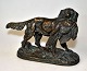 Bronzefigur des Jagdhundes mit Vogel, Frankreich des 19. Jahrhunderts. Auf ovalem Fuß. ...