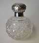 Englische Parfümflasche aus Schliffen Kristall mit silbernem Deckel, 19/20. Jh. ...