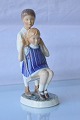 Bing & Grøndahl 
figur med Børn 
der gynger nr. 
2541.
Højde 18cm.
Længde 9cm.
B&G, figur, 
...