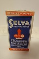 Karton mit Waschpulver "SELVA"
Aus der Fabrik NOMA 
Der Karton ist mit originalem Inhalt und mit dem 
originalen Papier
Spezielle Texten auf dem Karton inklusive
Wir haben eine grosse Auswahl von alten Waren mit 
originalem Inhalt, aus einem Kaufladen