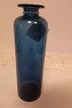 Vase aus Kastrup Glasværk, Dänemark
Aus der Capri Serie
Blaue zylindrische Vase aus klarem blauem Glas
Design: Jacob E. Bang (1899-1965)
Produciert Fyns Glasværk in 1961 (produciert bis 
1973)
H: 21,5cm