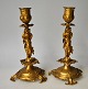 Paar französische Leuchter aus vergoldeter Bronze, 19. Jahrhundert. Mit Putti und Laub gegossen. ...