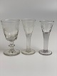 Alte Gläser mit 
Weinblättern 
bzw. 1 Stk. 
Likörglas mit 
...
