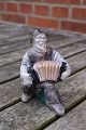 Dänische Keramik. Michael Andersen Keramik Figur 5313, Bornholm.Fischer spielt Akkordeon in ...