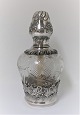 Parfümbrenner. 
Französisch. 
Glas mit 
silberner 
Fassung (950). 
Höhe 18 cm.