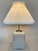 Tischlampe aus weißem Opalglas. Modell Kubus. Design von Per Lütken und produziert von ...
