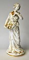Capo di Monte Porzellanfigur, Frau mit Maske und Blumen. Glasiert und vergoldet. Italien des 20. ...