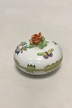 Herend Queen 
Victoria green 
7605 / VBA
Measures 12cm 
dia / 4.72"
Has tiny chips 
on flower.