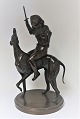 Bronzefigur. 
Junge sitzt auf 
Windhund. Höhe 
45 cm.