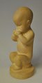 Dänischer Künstler (20. Jahrhundert): Sitzender Junge. Hergestellt aus Sandstein. Höhe: 20,5 cm. ...